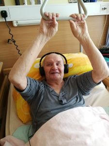 Prebivalec doma starejših občanov s slušalkami na glavi