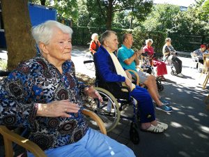 Prebivalci doma starejših občanov se razgibavajo