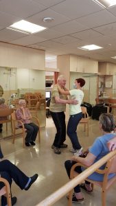 Prebivalci doma starejših občanov plešejo