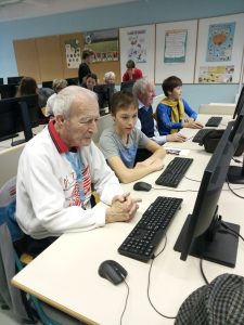 Prebivalec doma starejših občanov in otrok za računalnikom