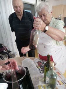 Prebivalci doma starejših občanov na kuharskem krožku