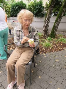 Prebivalka doma starejših občanov je sladoled