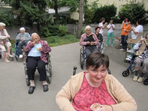 Prebivalci doma starejših občanov jedo sladoled