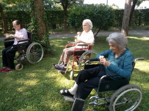 Prebivalci doma starejših občanov jedo sladoled