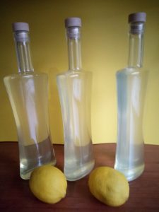 Steklenice pijače in limone