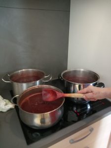Posode marmelade na kuhalniku
