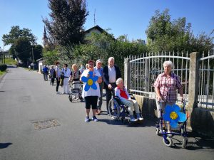 Prebivalci doma starejših občanov na sprehodu