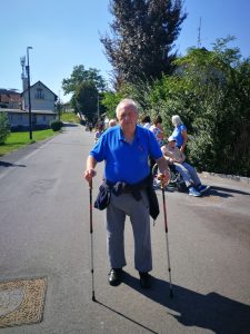 Prebivalci doma starejših občanov na sprehodu