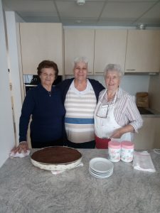 Prebivalci doma starejših občanov na kuharskem krožku