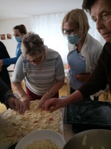 Prebivalci doma starejših občanov na kuharskem krožku