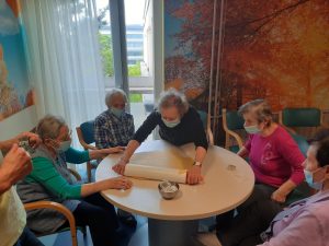 Prebivalci doma starejših občanov z demenco na ustvarjalni kuharski delavnici