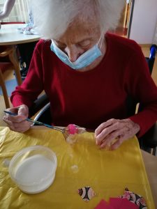 Prebivalci doma starejših občanov z demenco so na ustvarjalnem krožku