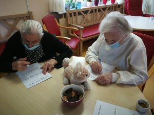 Prebivalci doma starejših občanov z demenco na delavnici