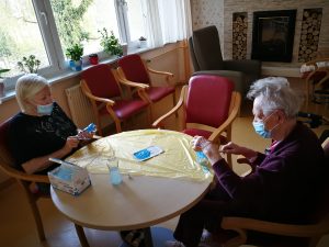 Prebivalci doma starejših občanov z demenco na ustvarjalni delavnici