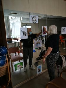 Prebivalci doma starejših občanov z demenco na delavnici