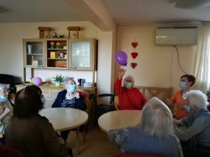 Prebivalci doma starejših občanov z demenco se igrajo z balonom