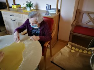 Prebivalci doma starejših občanov z demenco na ustvarjalni kuharski delavnici