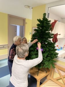 Prebivalci doma starejših občanov okrasujejo božično smreko