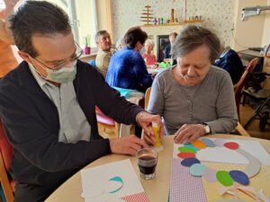 Prebivalci doma starejših občanov z demenco na ustvarjalni delavnici za veliko noč