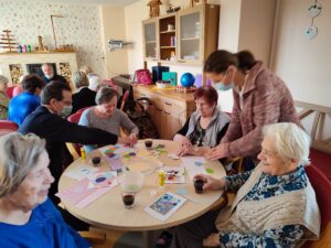 Prebivalci doma starejših občanov z demenco na ustvarjalni delavnici za veliko noč